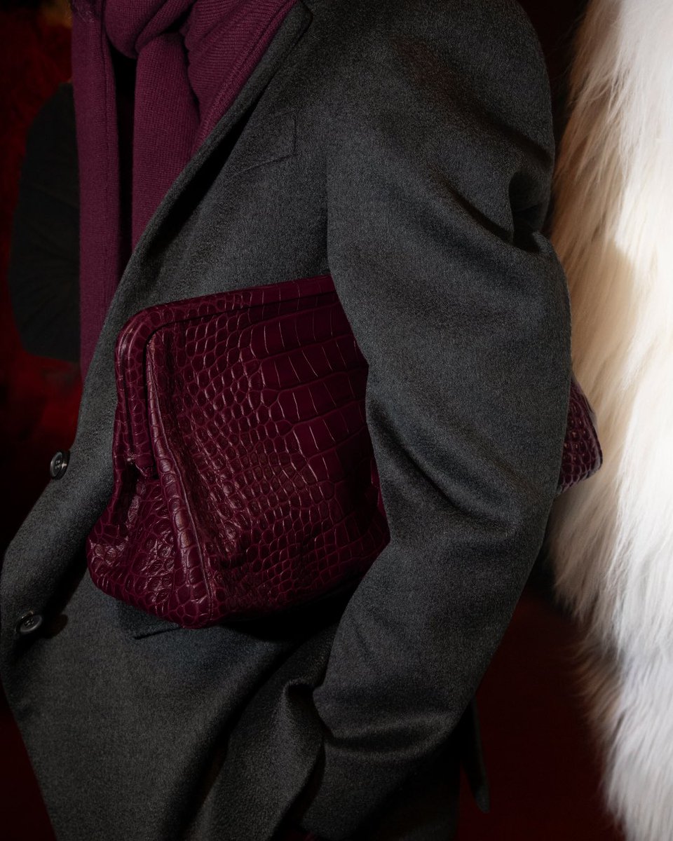 MichaelKors's tweet image. Head-turners. Backstage moments at our Fall/Winter 2026 show.

#MichaelKorsCollection #NYFW

Photographed by Landon Nordeman