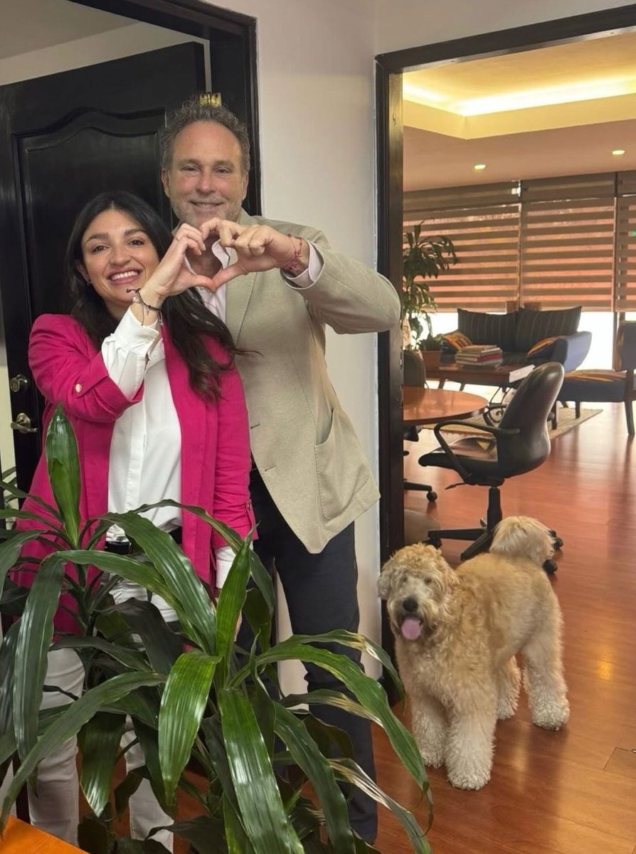 HASTA EL CHUCHO TIENE BUENA VIDA.
Los humildes semilleros quedaron en la historia.
Hasta los chuchos metieron a trabajar al gobierno.