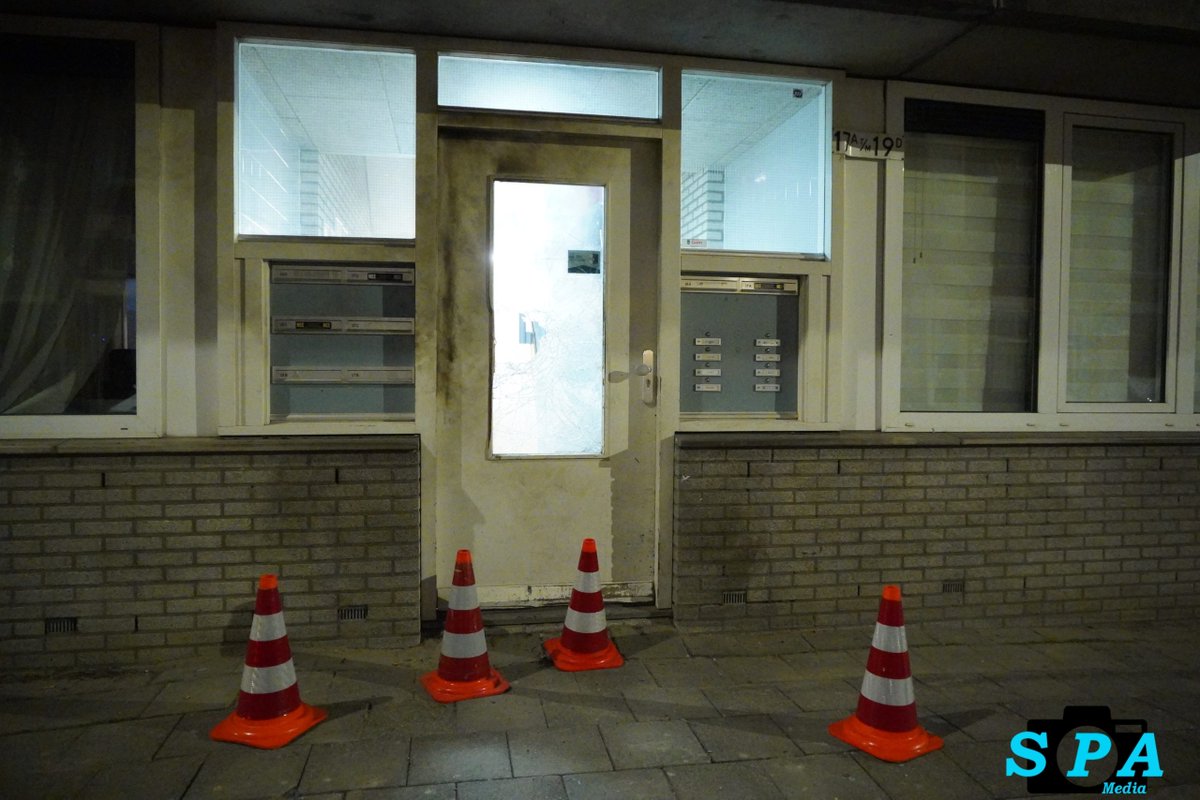 Explosie veroorzaakt schade aan portiekdeur