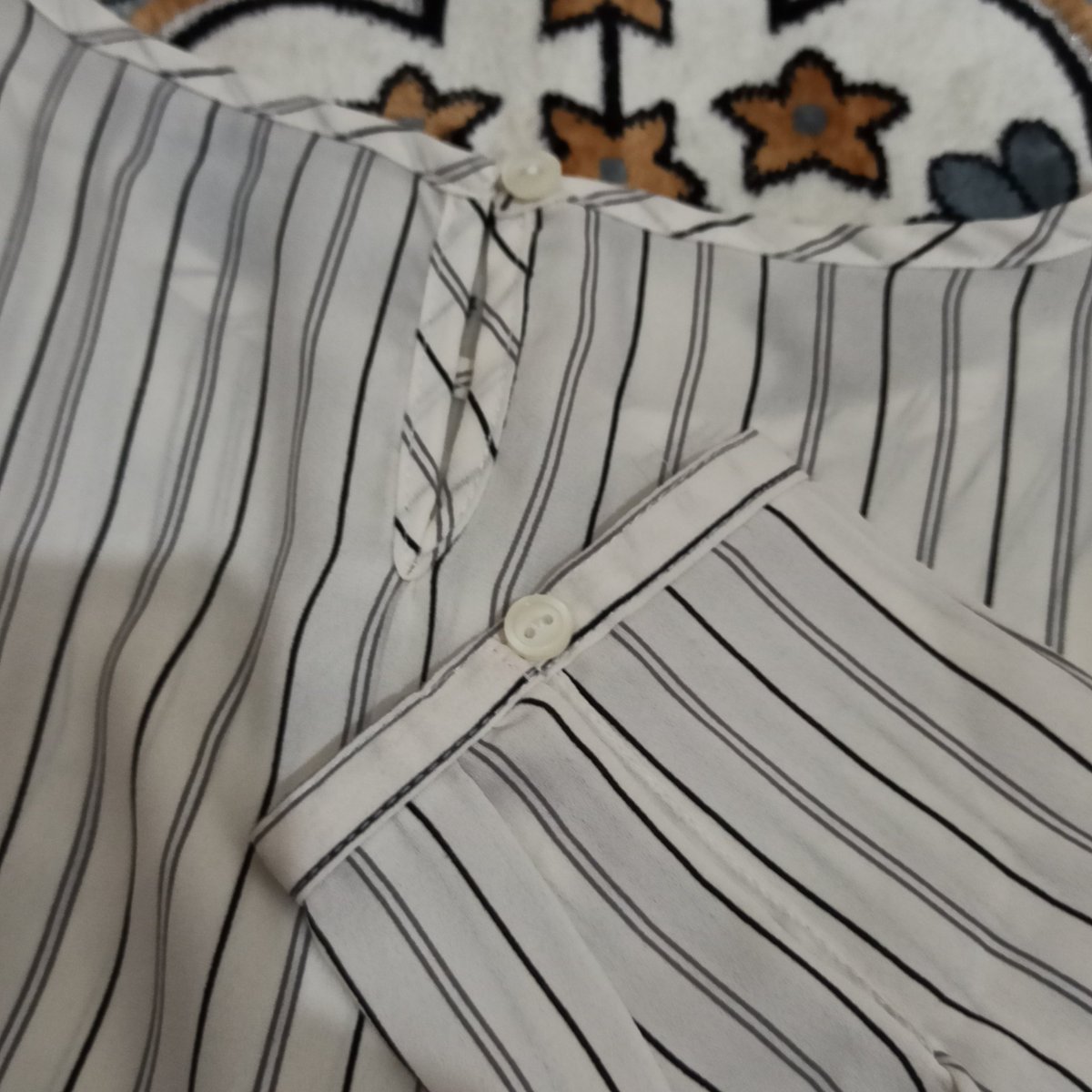 ꒰ want to sale / wts ꒱

★- Pre🤍 blouse 

The executive blouse

Panjang: 55
Ld: ±70
💸35K 
✅ bisa co oren, split pay!

Warna broken white ya, kepake 3× aja
🏡Bogor