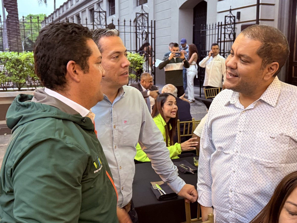 RodrigoHAl's tweet photo. Quiero felicitar y agradecer a todos los periodistas por su labor diaria.
El periodismo construye memoria, conciencia y futuro, y cumple un papel fundamental al hacer visibles las historias y realidades de nuestra gente.

Mi reconocimiento y admiración para quienes, con rigor y compromiso, aportan a una conversación pública basada en hechos, confianza y responsabilidad.

Gracias por su trabajo y por el impacto que generan en la sociedad.

#CelebraciónDíaDelPeriodista #PeriodismoConPropósito #InformaciónConValor #GraciasPeriodistas