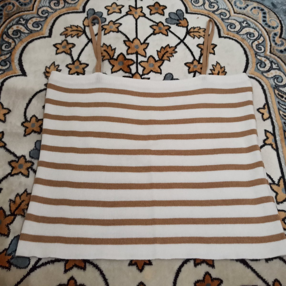 ꒰ want to sale / wts ꒱

★- Pre🤍 cube top

Cube crop top ya 

Panjang: 26cm
Ld: 62 stretch 
💸8K 
✅ bisa co oren, split pay!
🏡Bogor