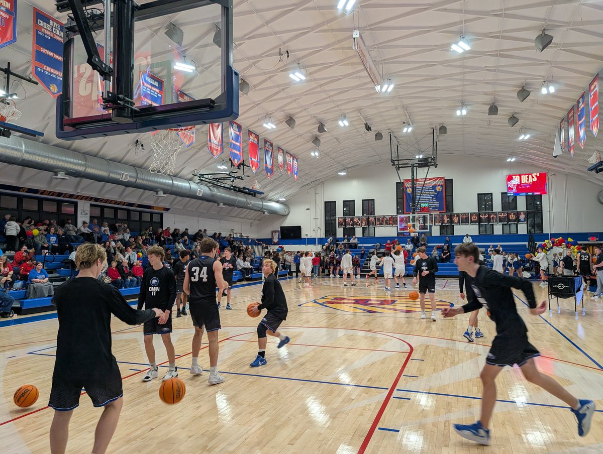 AMiller31's tweet photo. Big time atmosphere in #ShellCountry for a huge Cahokia Conference boys basketball game as the @RHS_Shells host Columbia. 

Large media contingent in the house for what should be a good game. The Eagles defeated the Shells in Columbia in December on a buzzer beater. 

@STLhssports