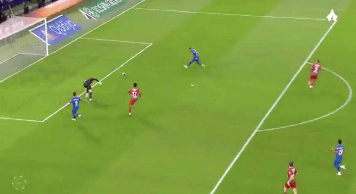 اكثر لقطة استغربتها في المباراة هي هذي اللقطة وتحديداً من نيفيز طريقة قراره في التمرير لمالكوم غريبة جداً والأغرب انها من نيفيز .!!

لحد يقولي تسلل لان مو تسلل ولو جت هدف انحسب