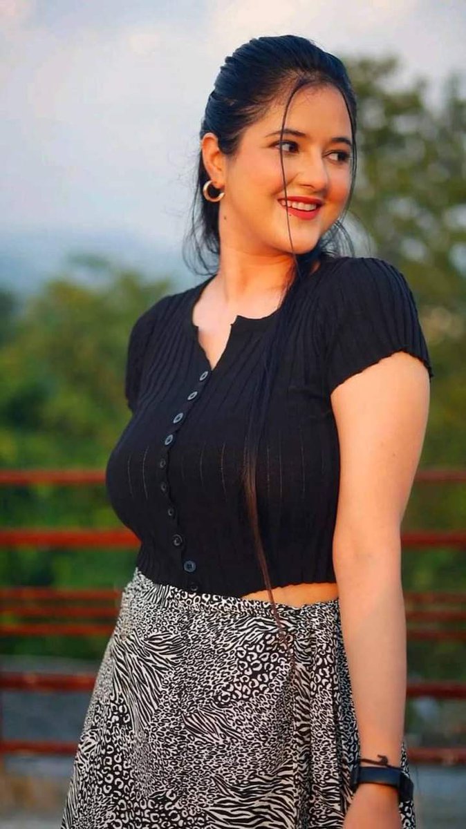 और बताओ कैसे हो सब 
आप सभी का चाय नास्ता हुआ

#LoveIslandAllStars #ValentinesDay