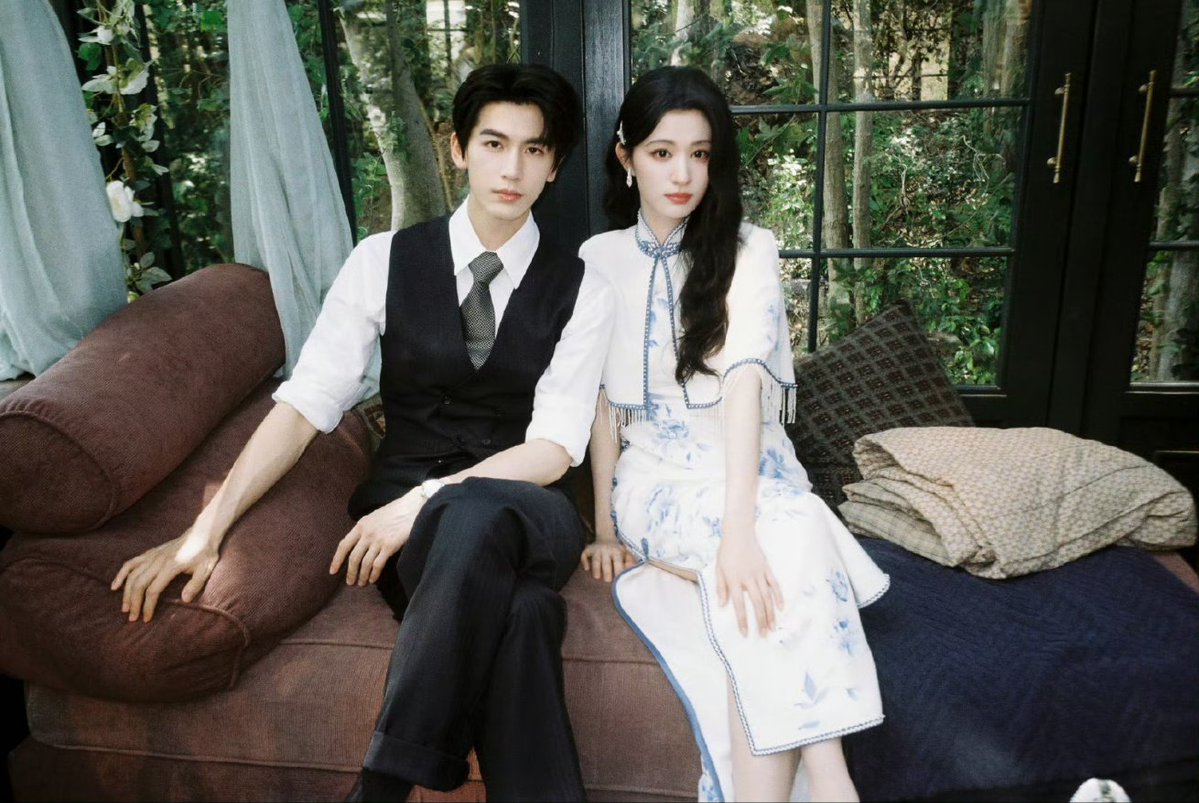 📸 260214 • 火颜山bot weibo #Overdo update

🔥 First group photo release — come see the cast’s fiery chemistry 😝Wishing everyone a Happy Valentine’s Day — may every day be a heart-fluttering moment 💗

#ZhangLinghe #WangChuran #这一秒过火