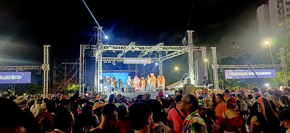 SecCulturaBaq's tweet photo. La Plaza de la Paz se llenó de cumbia y alegría con la Noche de Tambó. 🥁

Acompañamos este encuentro que honra 32 años de tradición y celebra la rueda de cumbia como símbolo de identidad. 💃🎶

¡Una exaltación del patrimonio vivo que fortalece nuestra herencia cultural! 🎭 https://t.co/0bGBIpDl3z