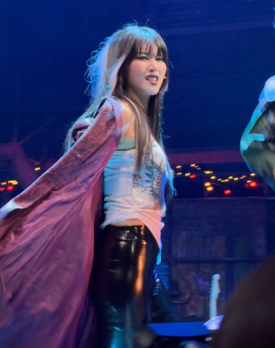 아 쑤모린 어제 싱어롱 전 후 차이 너무 웃기네 . . .
약간 공주로 등교 시켰는데 하교 후에 서열정리하고 돌아온 딸래미같아