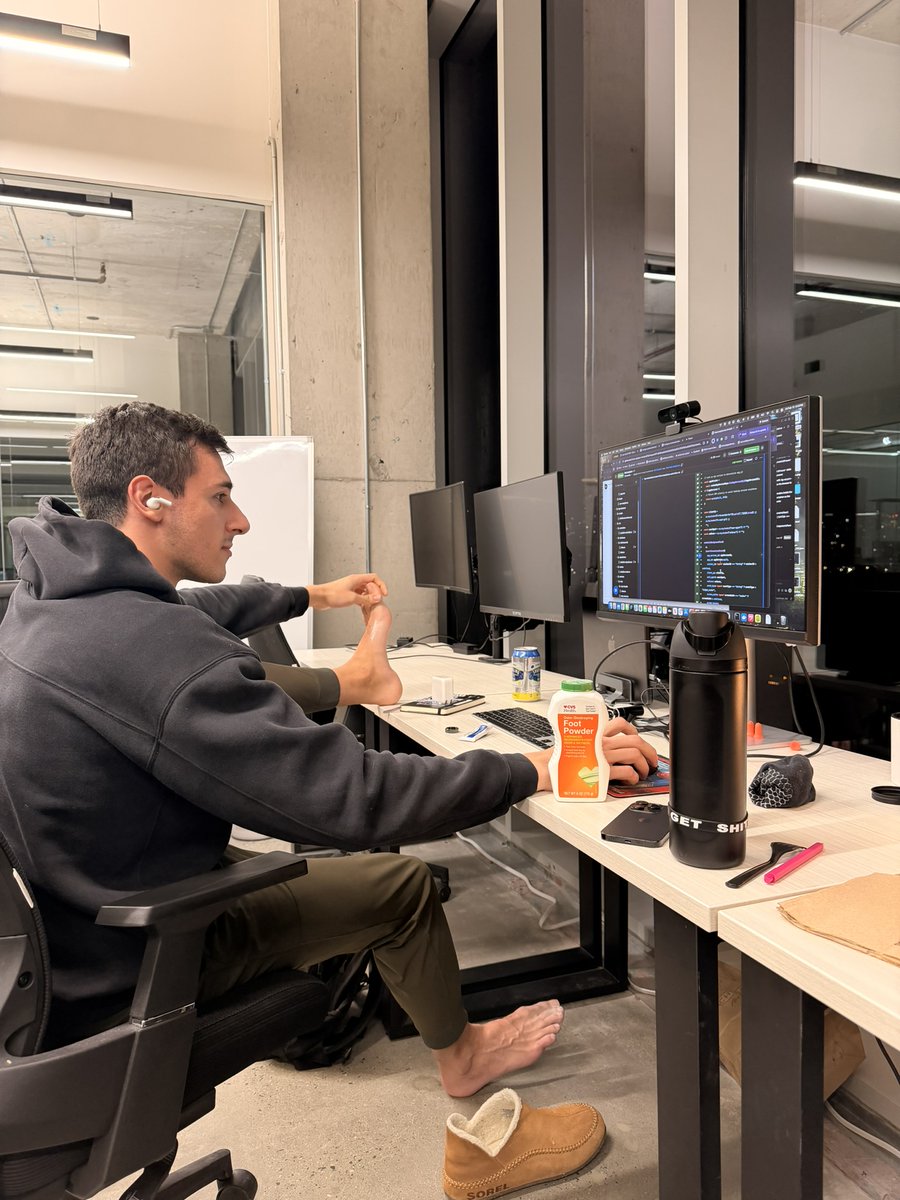 Jall_n's tweet photo. this guy has 4 parallel claude coding agents in a self-healing loop and a recurring chipotle order on doordash via clawdbot scheduled every 6 hours.

this is what shipping looks like. https://t.co/vIclgM3u6v