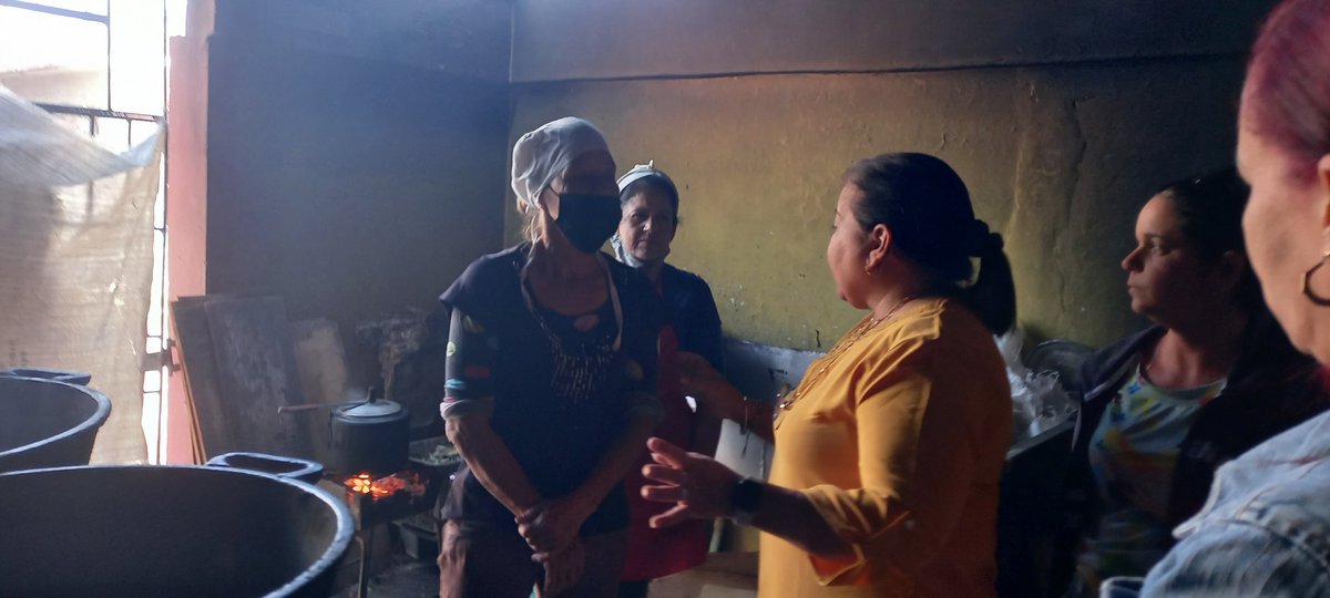 TeresaBoue's tweet photo. Hasta el Sistema de Atención a la Familia La Farola, munic #Pinar llegamos con Rosario secretaria general del bloque para intercambiar con las personas que reciben el servicio. Agradecieron la atención de las trabaj. espec las cocineras. #FMC  #MujeresEnRevolución
#CubaEstaFirme https://t.co/x8ljWFAaAd