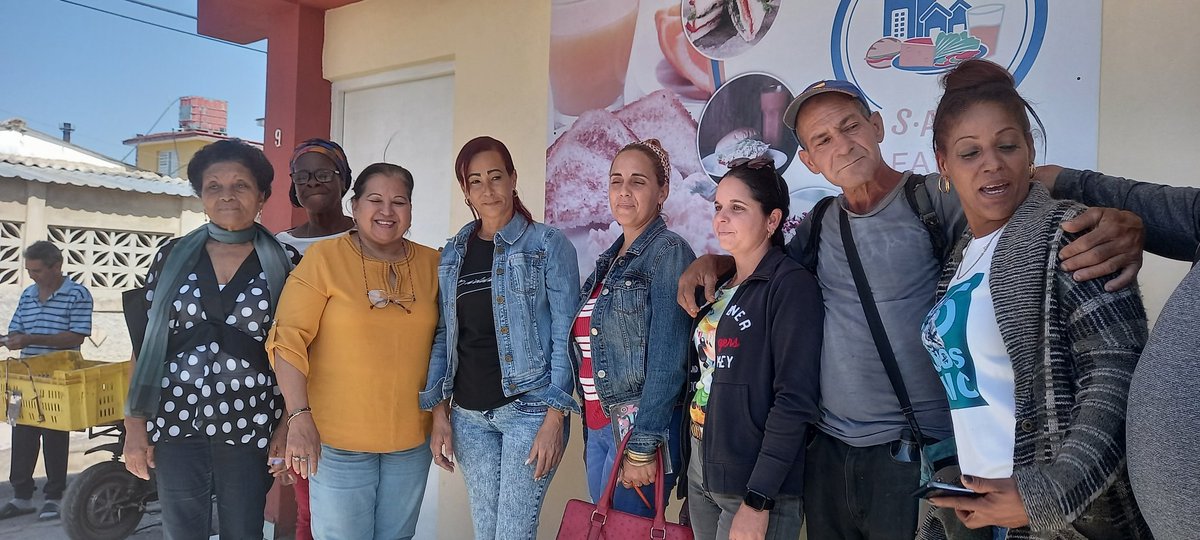 TeresaBoue's tweet photo. Hasta el Sistema de Atención a la Familia La Farola, munic #Pinar llegamos con Rosario secretaria general del bloque para intercambiar con las personas que reciben el servicio. Agradecieron la atención de las trabaj. espec las cocineras. #FMC  #MujeresEnRevolución
#CubaEstaFirme https://t.co/x8ljWFAaAd