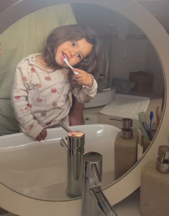 june tá me ensinando como escovar os dentes