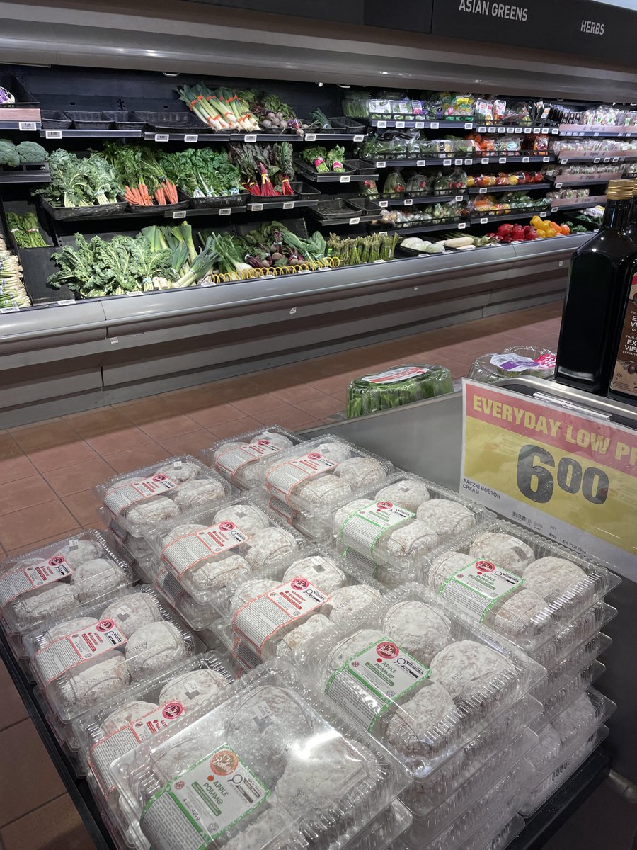 JunkHeapband's tweet photo. This seems to be the case at every grocery store.  The manager's scruples crumble and morals fall along with it.  Donuts dead-centre in the produce section.  Hey let's have a nice salad tonight with a side of Boston creme donuts!  No wonder North America is so fat. https://t.co/19CbOhzvc4