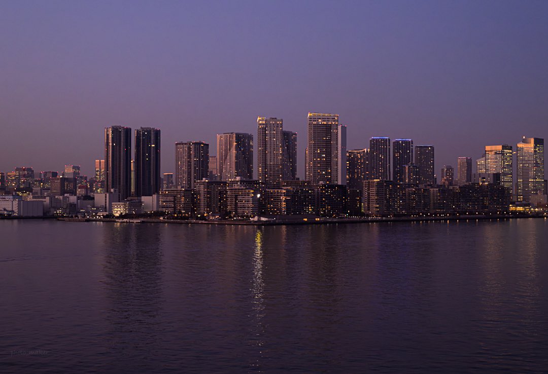 17:38 幻想的なブルアワーに染まる都市風景 この景色は一生忘れない