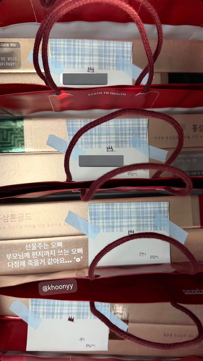 kanghoonarchive's tweet photo. Kang Hoon gave gifts and letters to his staffs. He also wrote letters to their parents 🫶🏻🥹

Seems like the filming for Beloved’s Employee nearly ended. 

#강훈 #최애의사원 https://t.co/8xYnleUBks