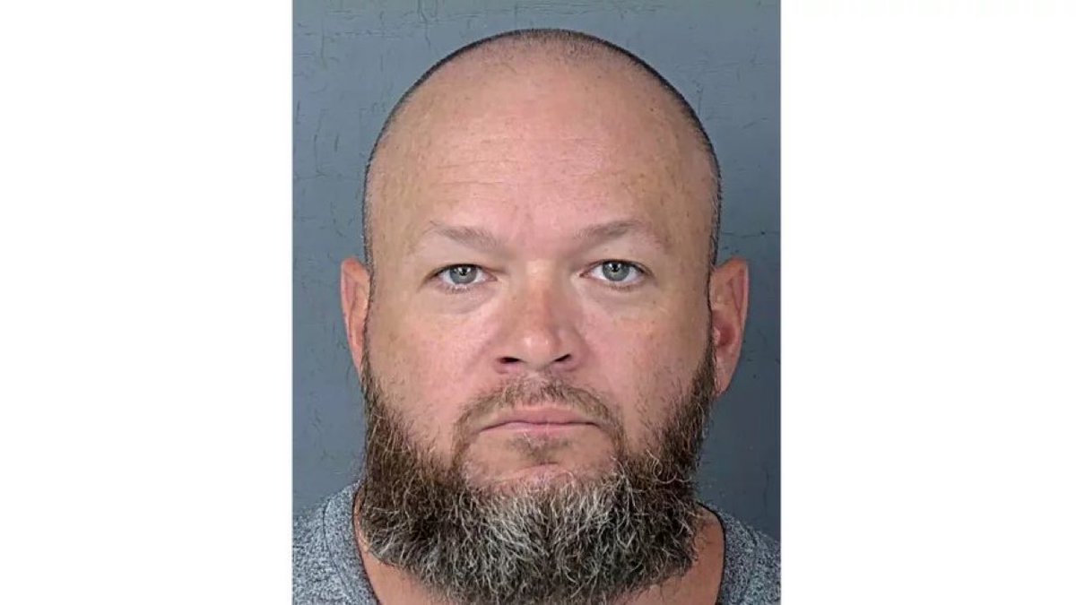 🇺🇸 | Andrew Paul Johnson, un hombre que junto a varias personas ingresó al Capitolio a hacer desmanes el 6 de enero del 2021, y que fue indultado por Donald Trump, ha sido condenado por abusar sexualmente de niños.