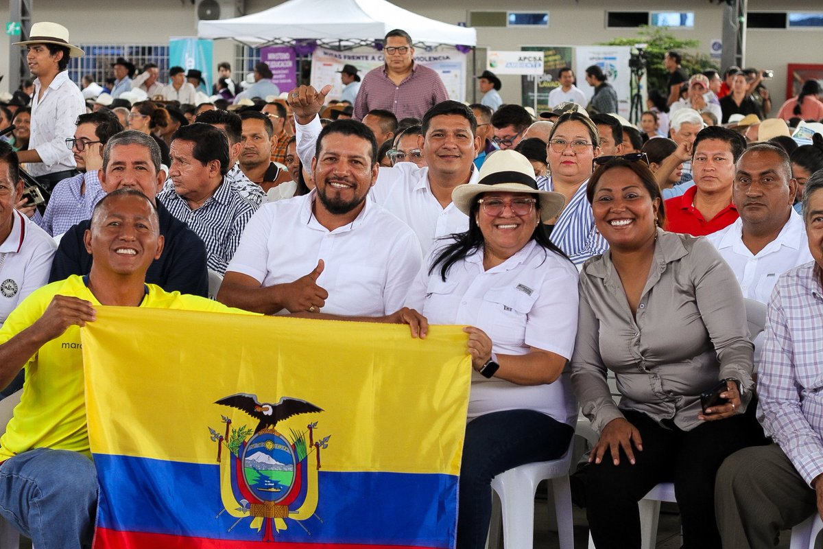 LorenaRosadoS's tweet photo. Desde Daule acompañamos la entrega de kits agrícolas y maquinaria para fortalecer el trabajo de nuestros productores.

Y hoy se suma una gran noticia: desde ahora y hasta principios de mayo, el Gobierno Nacional realizará la compra más grande de arroz, 20.000 toneladas en cáscara, directamente a los productores y sin intermediarios.

Gracias al presidente @danielnoboaok por poner siempre al agricultor en el centro de las decisiones y dar respuestas concretas a quienes sostienen la economía rural.

Si el campo está bien, el Ecuador está bien. 🌾🇪🇨

#LorenaRosado #AsambleístaPorGuayas #TrabajoEnTerritorio