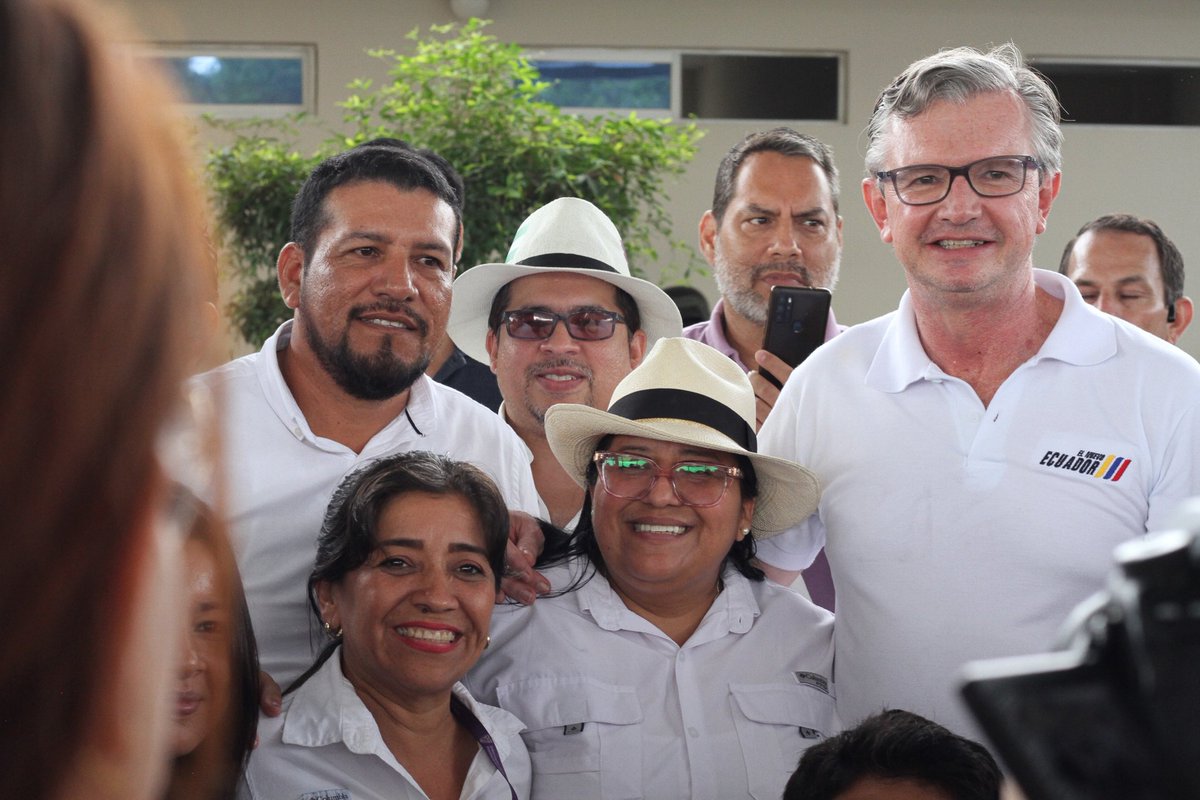 LorenaRosadoS's tweet photo. Desde Daule acompañamos la entrega de kits agrícolas y maquinaria para fortalecer el trabajo de nuestros productores.

Y hoy se suma una gran noticia: desde ahora y hasta principios de mayo, el Gobierno Nacional realizará la compra más grande de arroz, 20.000 toneladas en cáscara, directamente a los productores y sin intermediarios.

Gracias al presidente @danielnoboaok por poner siempre al agricultor en el centro de las decisiones y dar respuestas concretas a quienes sostienen la economía rural.

Si el campo está bien, el Ecuador está bien. 🌾🇪🇨

#LorenaRosado #AsambleístaPorGuayas #TrabajoEnTerritorio