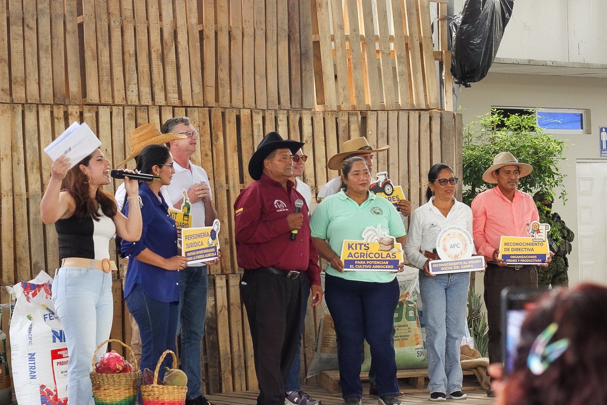 LorenaRosadoS's tweet photo. Desde Daule acompañamos la entrega de kits agrícolas y maquinaria para fortalecer el trabajo de nuestros productores.

Y hoy se suma una gran noticia: desde ahora y hasta principios de mayo, el Gobierno Nacional realizará la compra más grande de arroz, 20.000 toneladas en cáscara, directamente a los productores y sin intermediarios.

Gracias al presidente @danielnoboaok por poner siempre al agricultor en el centro de las decisiones y dar respuestas concretas a quienes sostienen la economía rural.

Si el campo está bien, el Ecuador está bien. 🌾🇪🇨

#LorenaRosado #AsambleístaPorGuayas #TrabajoEnTerritorio