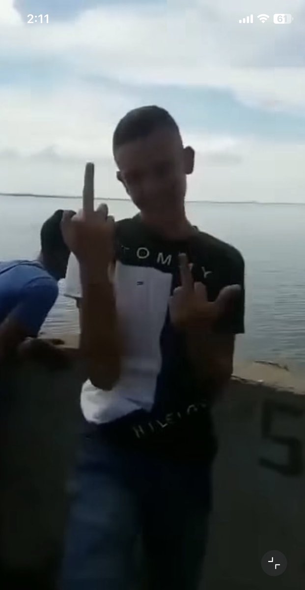 Moralyluces7's tweet photo. SE PIDE COLABORACIÓN A LA GENTE EN FALCÓN para ubicar a este malandro que asesina a un gatito. Las lacras que le acompañan ríen y no evitan la crueldad.
@hackervnzl @AnonymousVene10 @PuntoFijoCity #MaltratoAnimal #PuntoFijo #EstadoFalcon @uclave @VivaLaUCV @UCarabobo @enlaucab https://t.co/AA3ggL0eUl