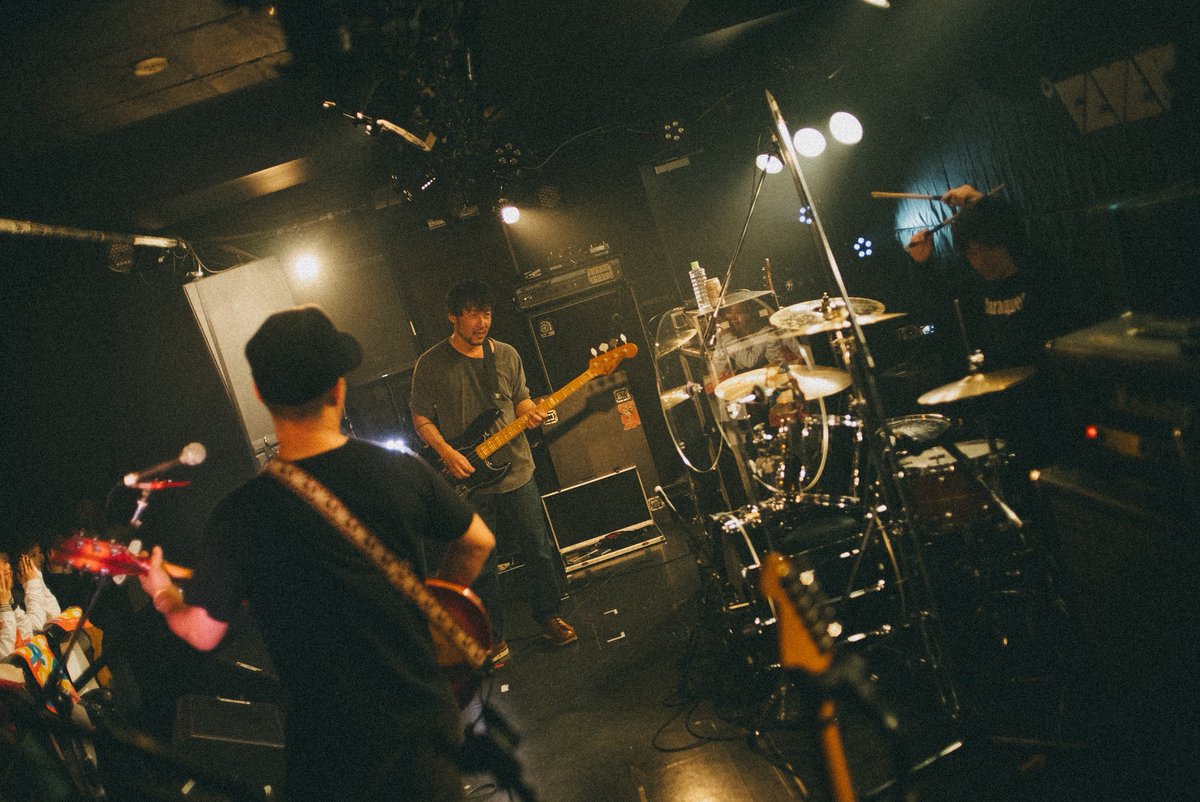 KeishiTanaka's tweet photo. 今、この曲をリリースして、このライブができたことを、この先に何度も思い出すと思う。そんな夜。リリースパーティーは終わってしまったけど、LOSTAGEが放つ光に手を伸ばし続けようと思ってます。これからもよろしくお願いします。居心地のいい部屋、居心地のいい人たち、ありがとうございました。 https://t.co/btoQoh6qi0