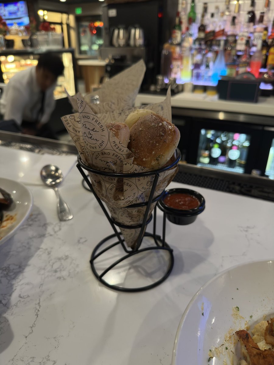 daisaej's tweet photo. Valentino’s bar cool fr lol https://t.co/0e9CQzr5dv