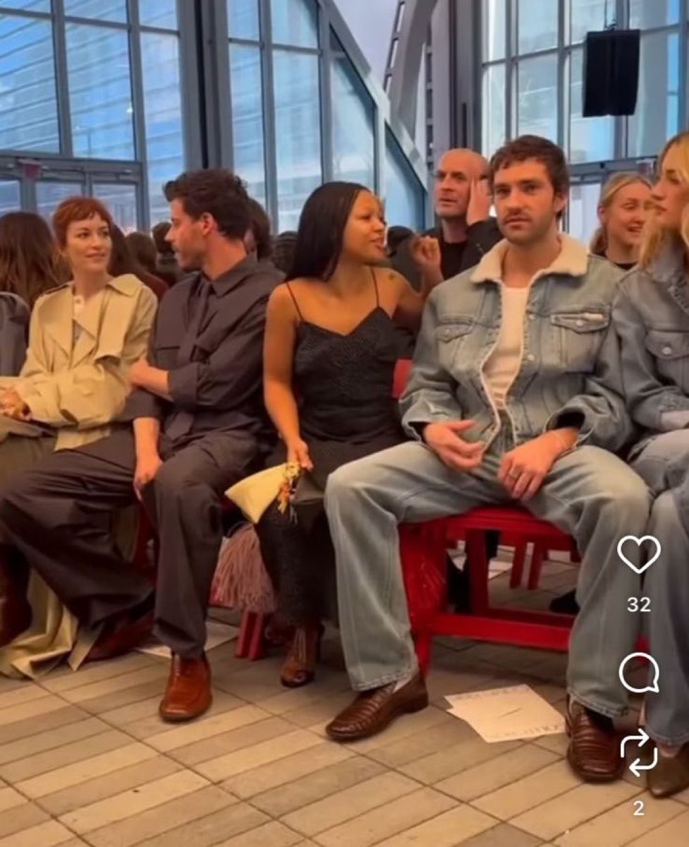 ¡Dejen de invitar a hombres al front row! No saben cerrar las patas los inútiles