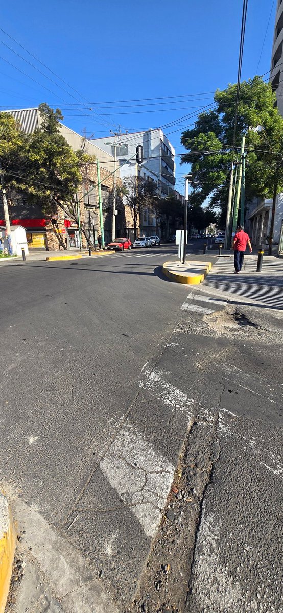 Rob_erto_m's tweet photo. @AlcCuauhtemocMx @LaSEMOVI @GobCDMX @ColCuauhtemoc  Repoto bache en Dr. Valenzuela esquina Chimalpopoca. https://t.co/GCIyGeZA9K