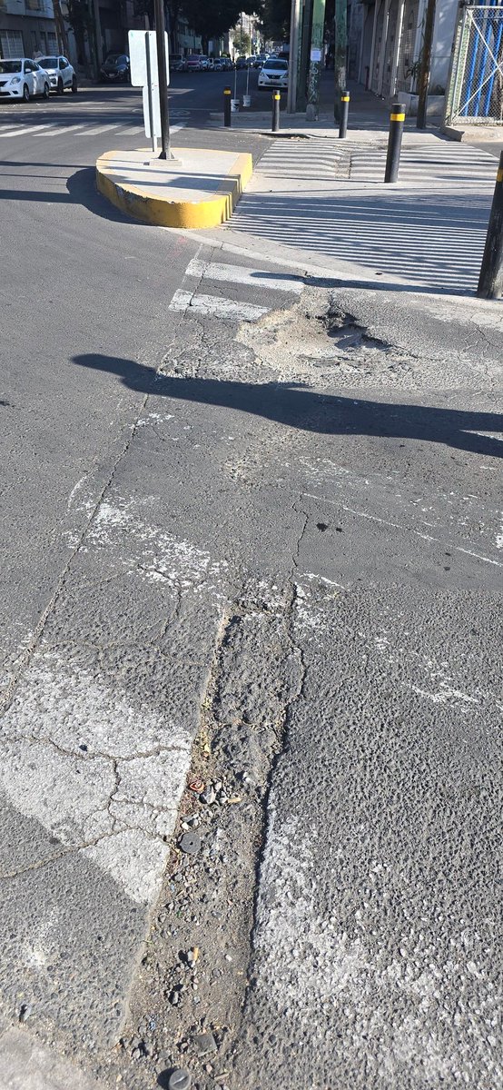 Rob_erto_m's tweet photo. @AlcCuauhtemocMx @LaSEMOVI @GobCDMX @ColCuauhtemoc  Repoto bache en Dr. Valenzuela esquina Chimalpopoca. https://t.co/GCIyGeZA9K