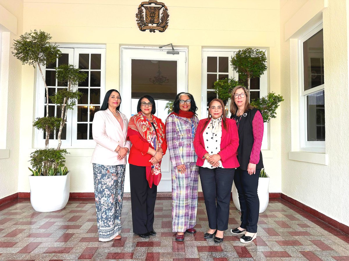 marcelasgrd's tweet photo. Amando al #MIREX 💖:

Celebro la fortuna de compartir misión y vocación con colegas ministras consejeras de carrera y de tan admirable trayectoria.

Cuando el compromiso es auténtico, la diplomacia también escribe con afecto.

Desde ya, Feliz Día del Amor y la Amistad para todos. https://t.co/KV0Iet6713