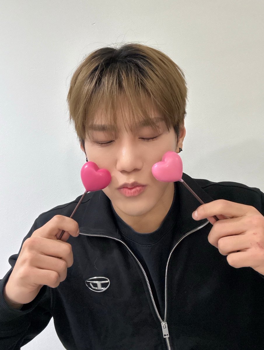 gomgom0203's tweet photo. 애교할 때 필살기😌🩷 https://t.co/QFSjC1uxIR