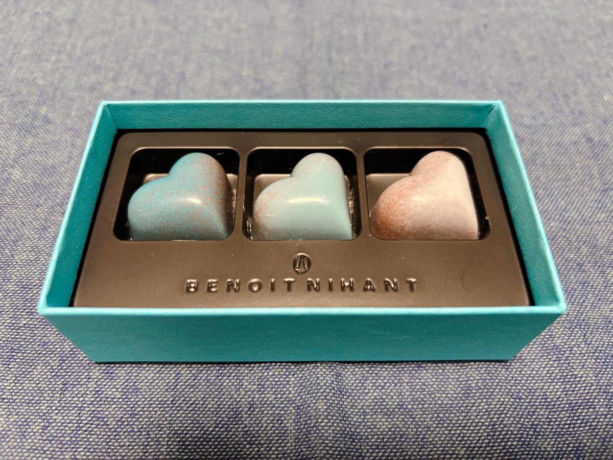 cabbage_uniuni's tweet photo. 職場のチョコレート大好き後輩女子に感化されて、最近ことあるごとにデパートの催事売り場に出向いては自分用にチョコレート買ってる。これは見た目だけで買ったんだけど、見た目に反して？柑橘系の奥深くて複雑な味で美味しかった。
#BENOITNIHANT https://t.co/QvvgFLhSsv