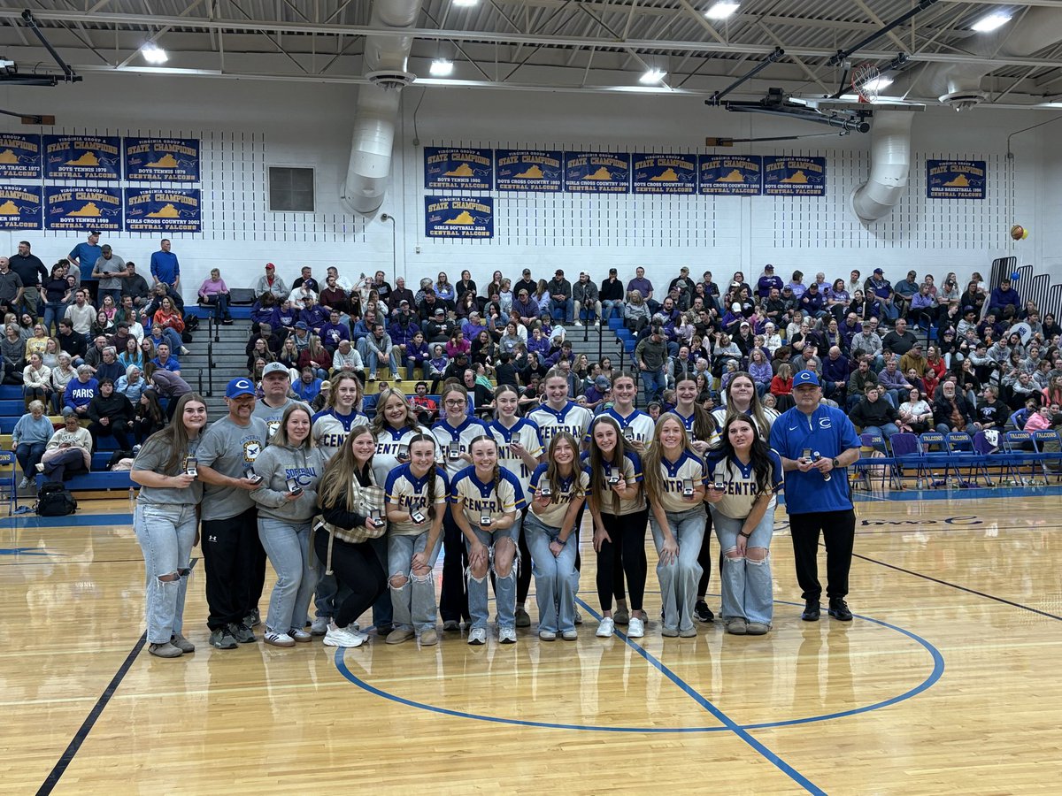 CHSFalconSports's tweet photo. Softball State Championship Ring Ceremony!
🟡🔵🥎 https://t.co/GDaB1LAAYs