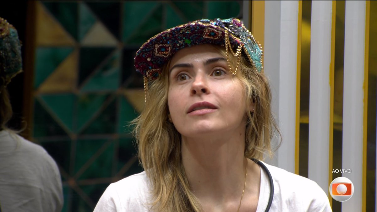 ZAMENZA's tweet photo. "Ana Paula, ta usando bem o celular?" (Tadeu)
"To precisando de carregador."
"Vou mandar, é que te passei um SMS"

O DEBOCHE PARA OS DOIDOS DA CONSPIRAÇÃO KKKKK #BBB26 https://t.co/FS9yuyl3FV