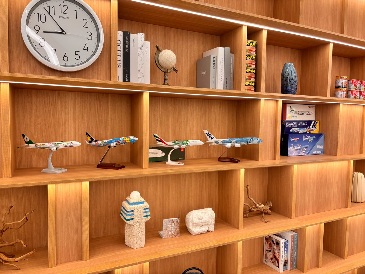 【來自那覇機場的消息✈️】

休息區的模型飛機陣容變得更加熱鬧了！

這裡除了有開館時 長榮航空 (EVA AIR) 贈送的珍貴紀念機體外，竟然還混入了員工個人的私藏珍品。笑

（由於模型飛機非常精細脆弱，觀賞時請勿觸摸喔。感謝大家的配合！）

#FirstCabin #那霸機場 #EVAAIR #長榮航空 #模型飛機 #沖繩