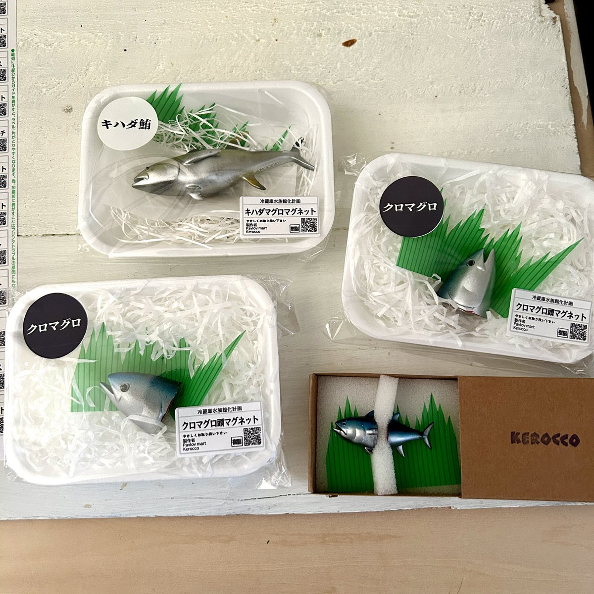 #アクアティックライフ展7
４日目です。
oba:obaは11:30〜15:00まで在廊します。
在廊中はガラスペンの試筆やピアスの金具変更も承りますのでお気軽にお声掛けくださいね。

今日は限定ランチもありますよ！
（写真は松）
マグロ丼なので便乗してkeroccoのマグロをちょっとだけ置かせてもらいます〜🐟