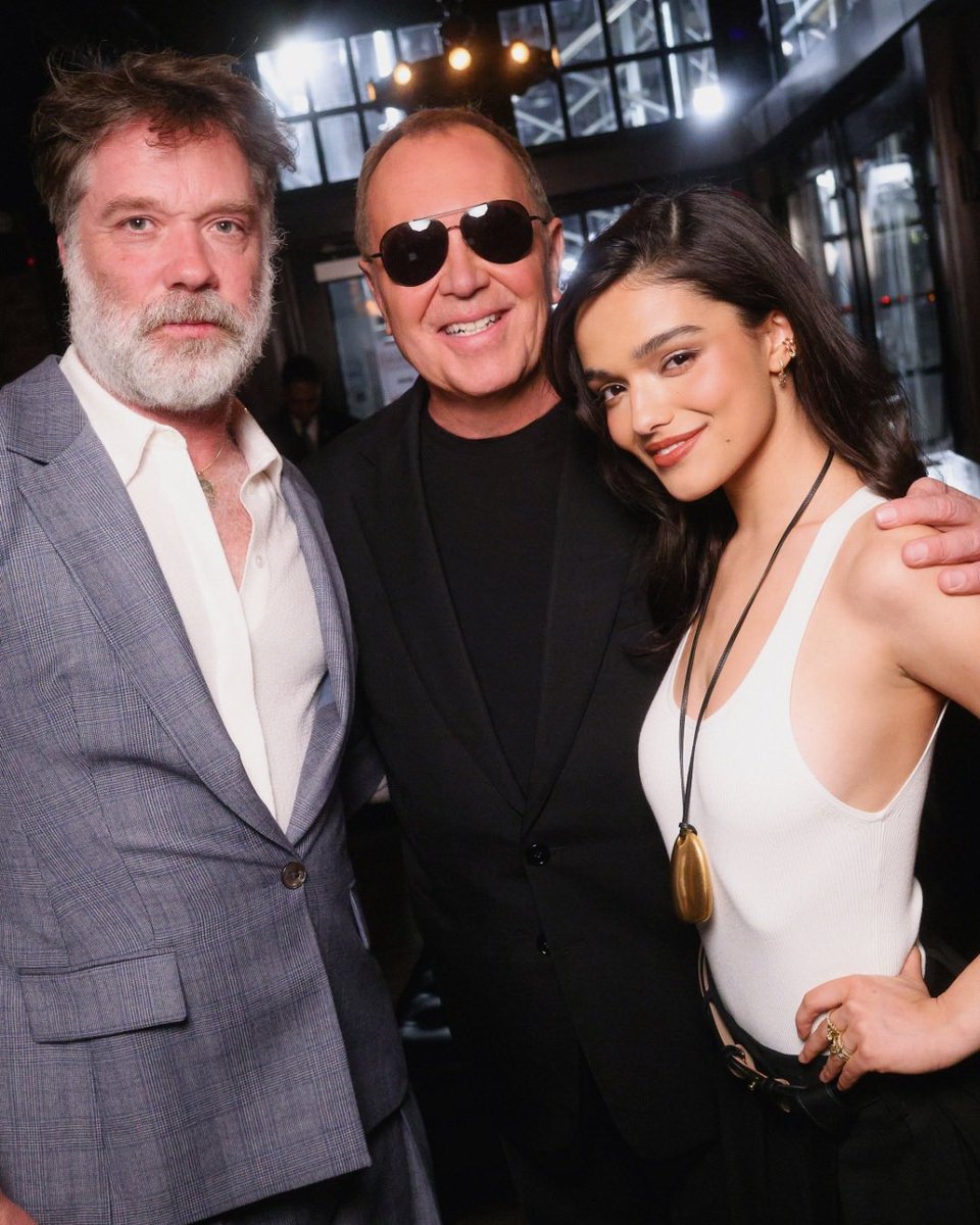 MichaelKors's tweet image. Friends of the brand from Leslie Bibb to Rufus Wainwright, Rachel Zegler and Alex Consani joined Michael at another NY icon, P.J. Clarke’s, after last night’s runway show.

#MichaelKorsCollection #NYFW