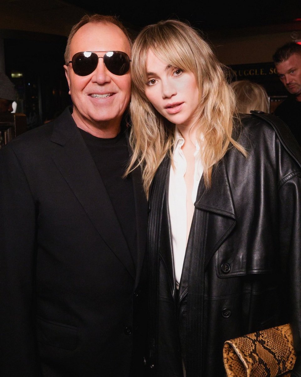 MichaelKors's tweet image. Friends of the brand from Leslie Bibb to Rufus Wainwright, Rachel Zegler and Alex Consani joined Michael at another NY icon, P.J. Clarke’s, after last night’s runway show.

#MichaelKorsCollection #NYFW