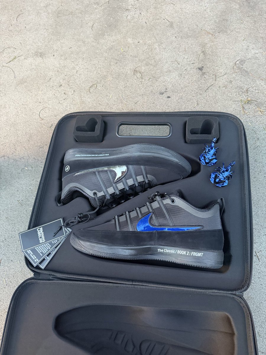 SoleRetriever's tweet image. FIRST LOOK: In hand with the Fragment Book 2 Warning Label 👀⚡️

Limited to less than 500 pairs.