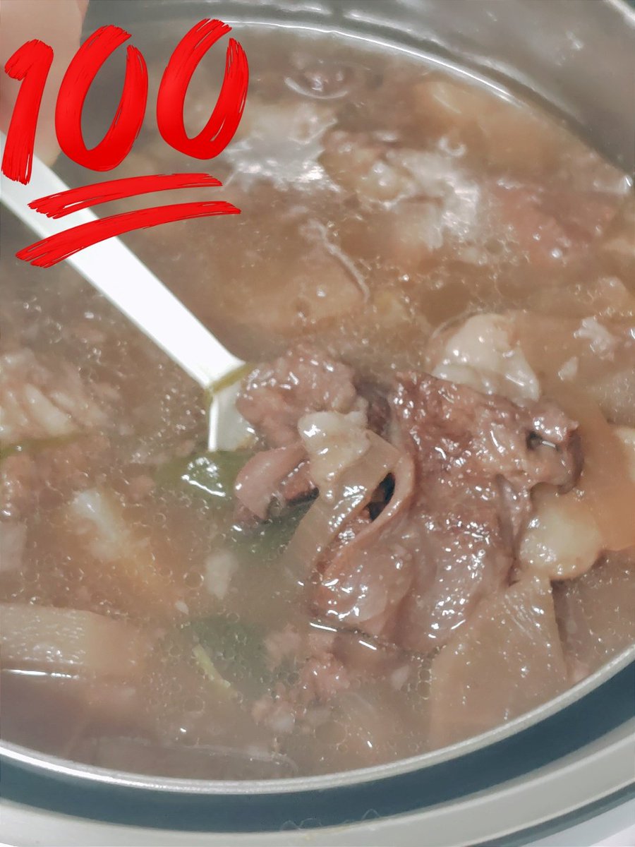 むしょくだから牛すじの赤ワイン煮作ったよww生の牛すじ一度ちゃんと料理してみたかったんだー💕シャトルシェフパイセンありがとう🙏初めてにしてはお肉とろっとろで身体温まる〜✨アクセントの味噌が非常に良かった⋯！また作りたいな🤤🤤