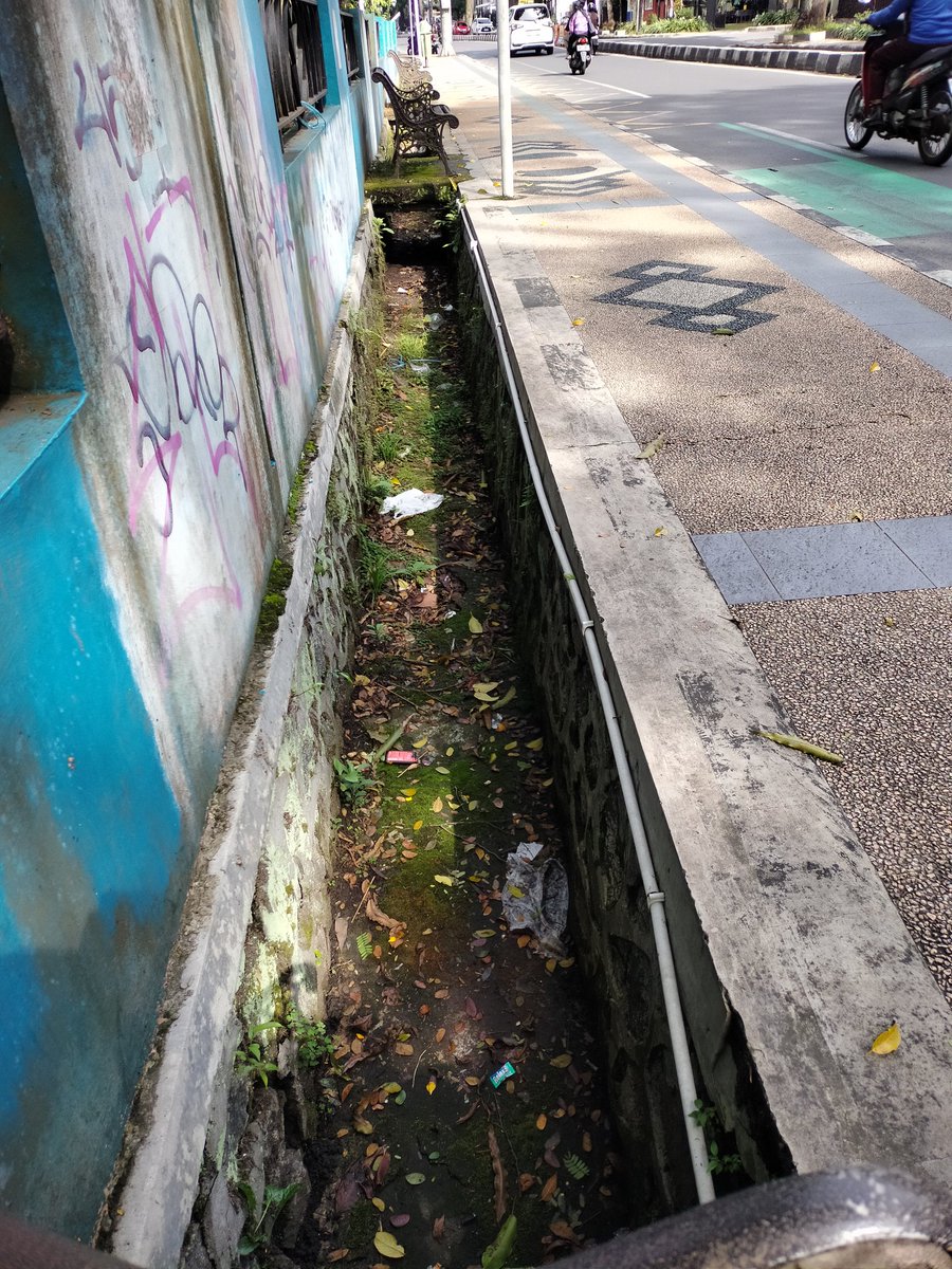 Umume warga Malang, duduk menikmati ruang terbuka. Sayange tembok onok mural ajaib, gorong2 berumput &amp; ada sampah. Trotoar sebagian tidak ramah pejalan kaki. Untuk mural2 mungkin pemkot bisa bikin tembok dibeberapa taman untuk komunitas oret2. Cc <a href="/infomalang/">Info Malang</a> <a href="/yusufgunawan/">Yusuf Gunawan</a>