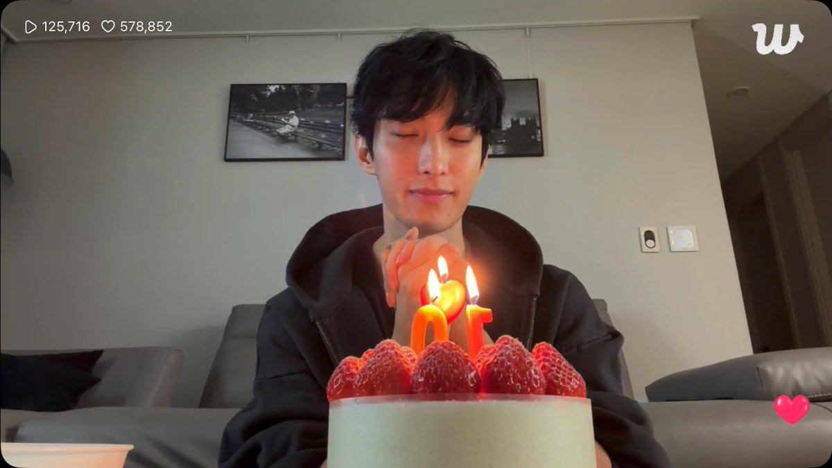 nesundk's tweet photo. "ファンの誕生日に大きい苺が乗ったケーキを準備してワカメスープも作ってくれるアイドル"←もしかしなくても私たちめちゃめちゃ愛されすぎている https://t.co/yj3K2uZ5on