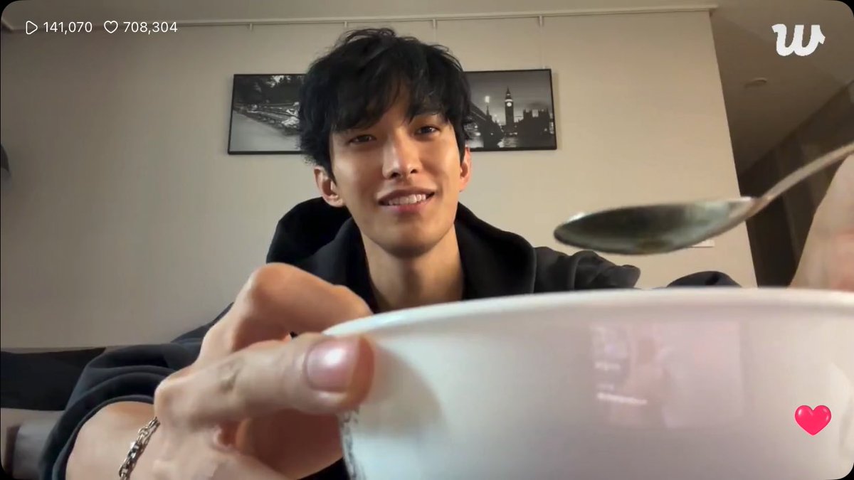 nesundk's tweet photo. "ファンの誕生日に大きい苺が乗ったケーキを準備してワカメスープも作ってくれるアイドル"←もしかしなくても私たちめちゃめちゃ愛されすぎている https://t.co/yj3K2uZ5on
