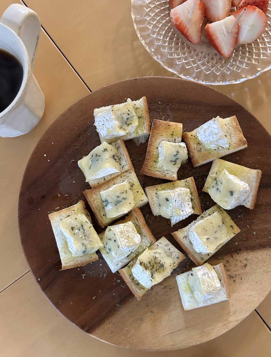 カマンベール焼いてオリーブオイルかけてワインのおともみたいな朝ごはん。
休日らしい休日です