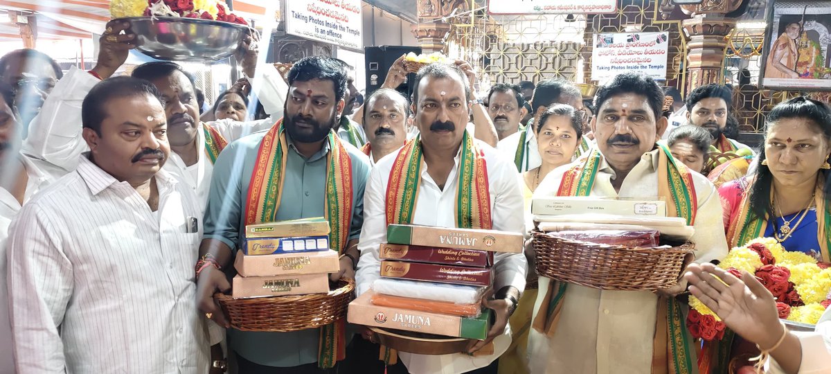 MogaliVenkat's tweet photo. ఉప ముఖ్యమంత్రి పవన్ కళ్యాణ్  గారి తరుపున పిఠాపురం లోని కుక్కుటేశ్వర స్వామి కి పట్టు వస్త్రాలు సమర్పణ..

@JanaSenaParty https://t.co/wtOmLybhwh