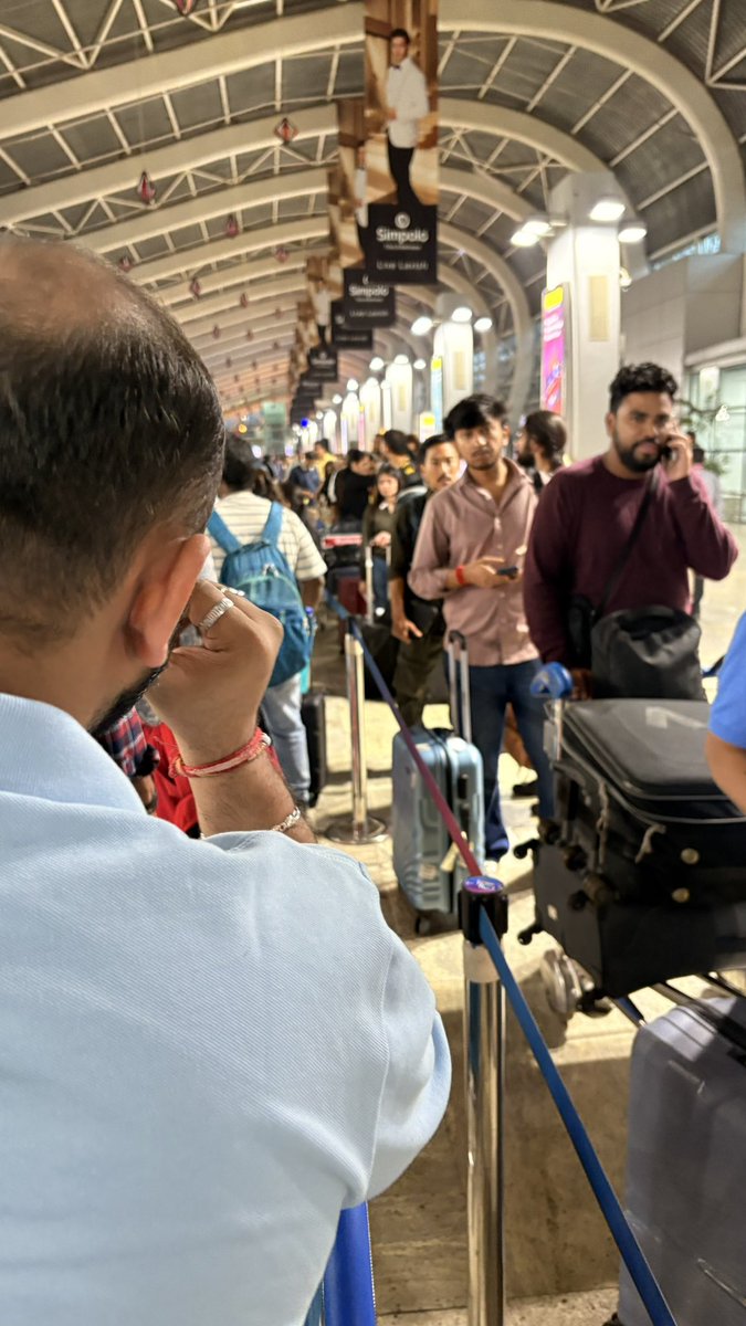 iam_ArifH's tweet photo. Dear @IndiGo6E 
You promote contactless checkin but then expect people to stand in massive queues for just dropping bags say the checkin kiosks are by #adani and not by us! 
#Hypocrisy #indigo #InDontGo https://t.co/YEUF5bjZJC