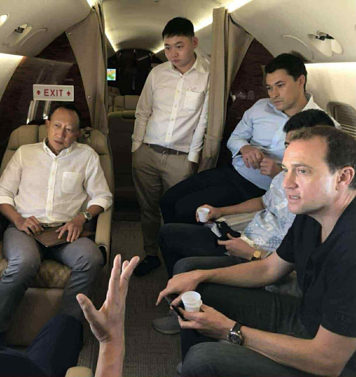 TomWrightAsia's tweet image. วรภัค ธันยาวงษ์ อดีต รมช. คลัง กำลังฟ้องร้องกรณีรายงานเรื่องความสัมพันธ์ของเขากับ เบนจามิน เมาเออร์เบอร์เกอร์ แต่หลักฐานใหม่ที่เราพบในดูไบเล่าเรื่องราวที่ต่างออกไป 🧵1/5