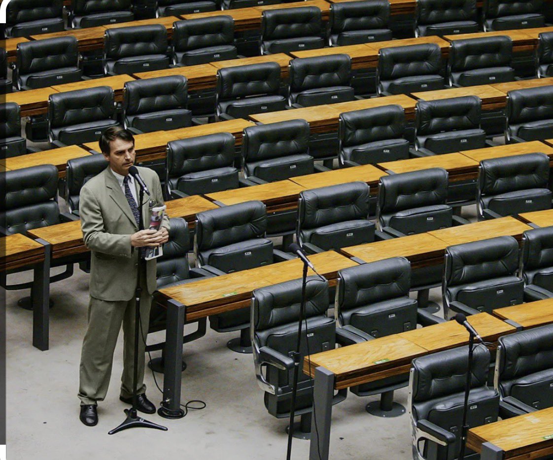A nota publicada pelo União progressistas me traz à lembrança essa cena de <a href="/jairbolsonaro/">Jair M. Bolsonaro</a> sozinho no plenário, com certeza lutando contra alguma pauta muito tosca, em completa  solidão.