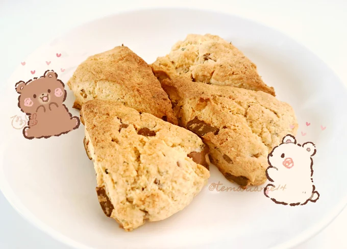 バレンタインデー用にスコーンを焼きました 娘ちゃんもトッピングをパラパラするお手伝いをしてくれました