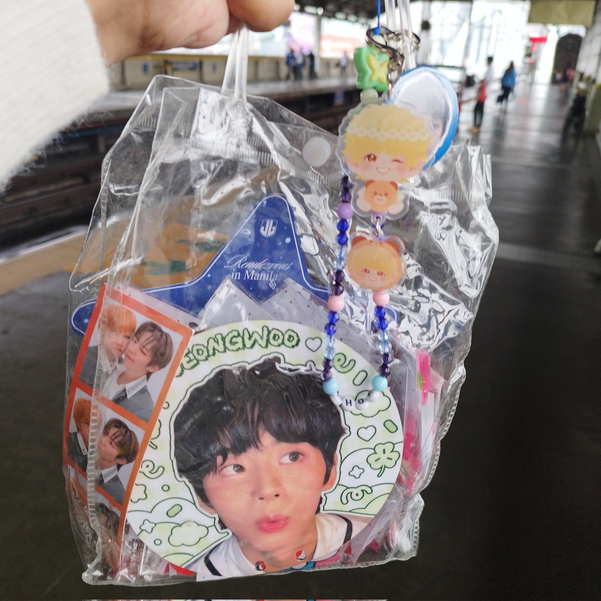 321file_'s tweet photo. If you see this bag kindly approach me for freebies ^^ otw palang ako grabe yung ulan >< https://t.co/TRxuRYOEOd